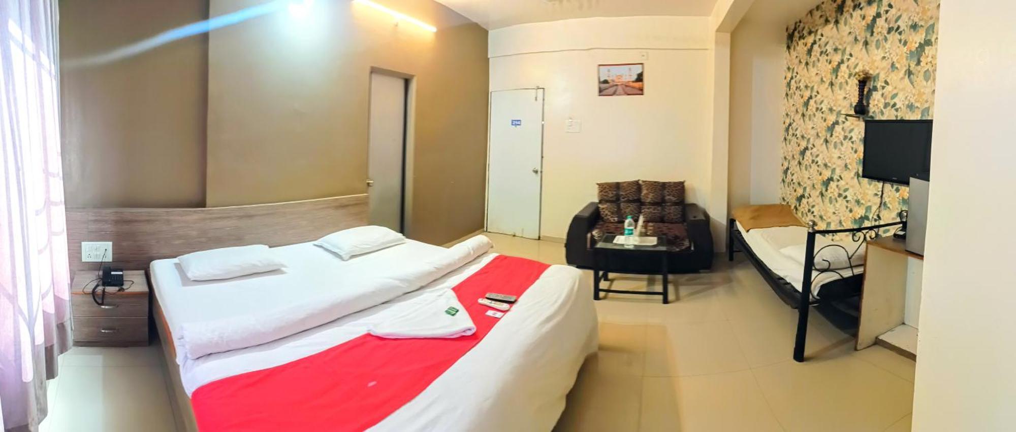 Hotel Royal Regency Aurangabad  Exteriör bild